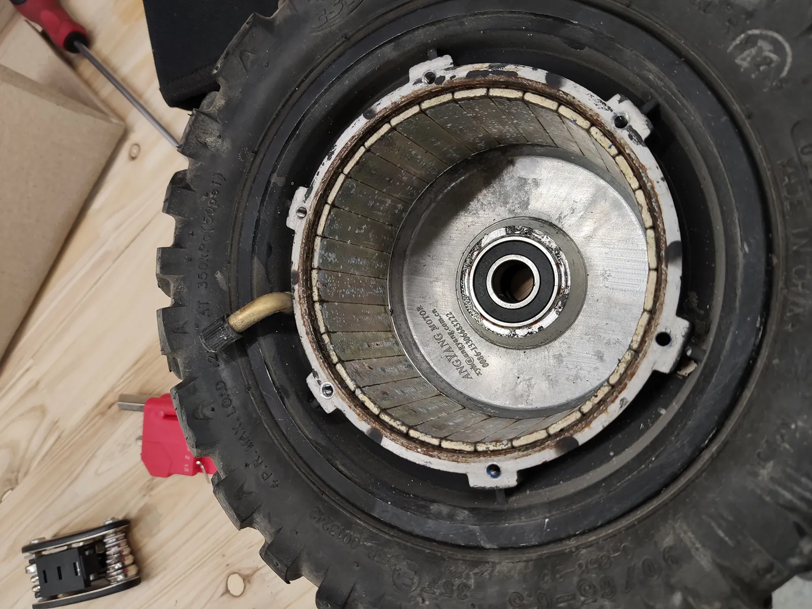 Servis batérie elektrickej kolobežky motor elektrickej kolobežky, magnety, pneumatika, ložisko, rotor